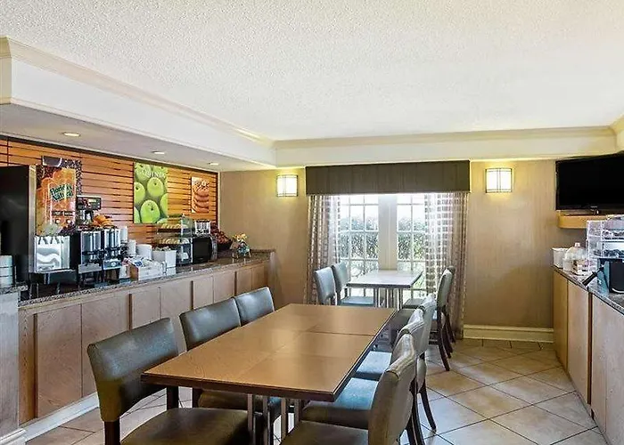La Quinta By Wyndham - Hood Hotel