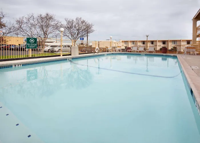 La Quinta By Wyndham - Hood 3*