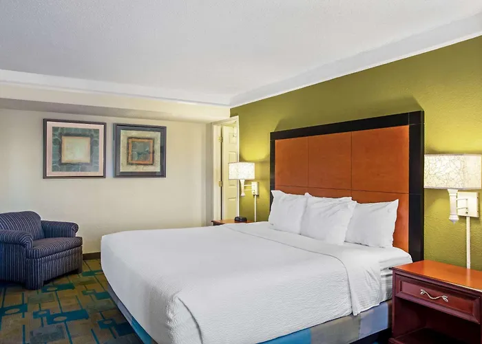 La Quinta By Wyndham - Hood 3*